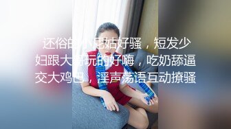 主题酒店装饰很特别花样多小胖和制服女友看着动作片一边啪啪不停