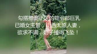 美美的制服诱惑，全程露脸玩的真嗨，淫声荡语骚穴特写，逼里塞鸡蛋全吞进去了，真骚啊