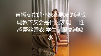 有心总会发现一些有趣的，酒店楼下碰见一位少妇怀着孕上厕所，小穴干净，来大姨妈也不影响观看，不知为啥用手拍打阴蒂？