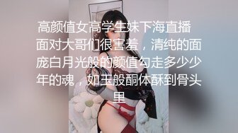 丝袜高跟诱人的母狗少妇，全程露脸跟小哥啪啪，先刮毛再道具插她，好多淫水让小哥无套爆草直接内射干两炮