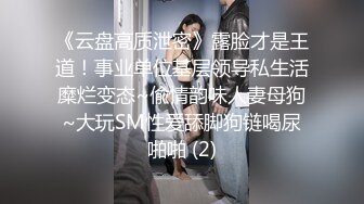 开裆肉丝丰满少妇被炮友抱着扣逼再啪啪，口硬后入从下往上视角猛操