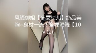 勾引管道修理工 假装不小心把水洒在修理工衣服上 趁机帮他脱掉揩油勾引他