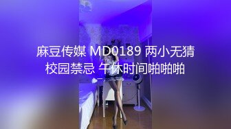 极品小少妇耐不住寂寞跟狼友发骚，听指挥各种淫荡动作撩骚狼友，揉奶玩逼看特写，掰开骚穴