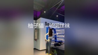 《破解家庭网络摄像头》监控偷拍邻居眼镜少妇喜欢晚上和老公在沙发上做爱这招黄狗射尿还挺有难度的