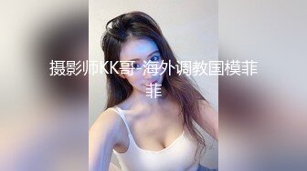 妹子边打电话边拍摄女神脱衣洗澡