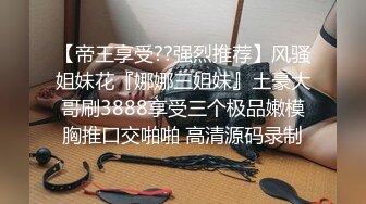 练车场简陋的女厕偷拍女学员嘘嘘可能被她发现了总往这边看