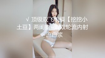 温柔似水的长筒靴小妹 蹲那里静静的排尿 很有淑女范