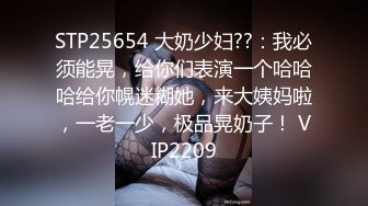 大二学姐强行喂新生吃奶，旁边有几个男女学生在拍照，现在的年轻人真能玩真会玩