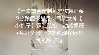 很有感觉的黑丝少妇，大哥进屋就亲，慢慢脱光衣服享受小少妇的口活，到了床上各种抽插爆草体验性爱的快感