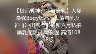 异国女团皮肤白皙颜值不错的女模特被两个没见过女人的黑哥压在身下蹂躏，揉奶子舔逼还被大鸡巴塞嘴里爆草