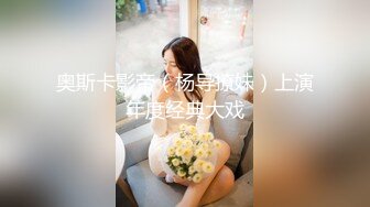 【新片速遞】 合租房冒死在门帘上小洞偷窥❤️对门的美女洗澡