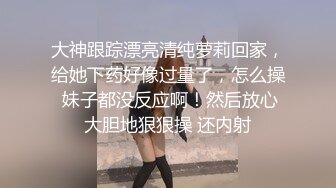 奶哺乳期骚女激情操逼，挤出乳汁，抓着屌猛吸，从下往上视角后入，操的两个大奶晃动