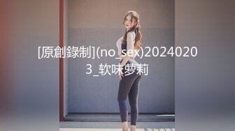 约操女仆装小网红 在直播间有人问我喜欢什么姿势 我说喜欢后入 用力 你干嘛老打我屁屁 后背纹身有特色 逼很紧 内射