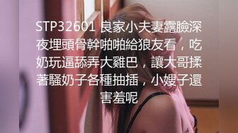 网吧前台小妹妹，经常来上网老注意她了，没胆子扣她只好拍拍她上厕所之类的！