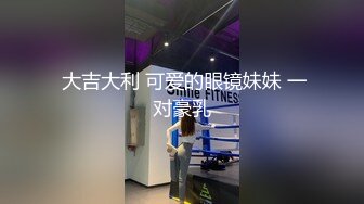 潜入商场女厕偷拍到一个漂亮的美少妇 粉嫩的鲍鱼加上修剪的很漂亮的一撮毛 兼职太美了