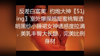 弟弟这么大了还不知道女人的美妙，两个姐姐露出嫩嫩奶子挑逗啪啪双飞