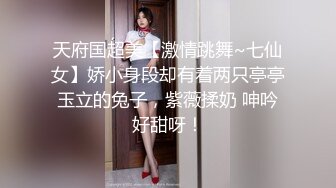 一身红衣超美颜值女神美腿高跟鞋极品，跪在地上特写，大屁股扭来扭去，掰开肥穴极度诱惑