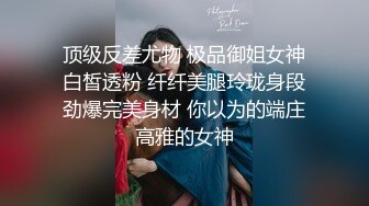   单男约操小夫妻3P，过来先吃点东西再开操，透视装双屌一起舔，前后夹击爆操