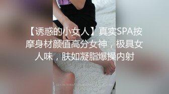 一群精神小伙 欺负一个小姑娘 现在的小年轻真是不讲武德 古惑仔都知道不打女人！