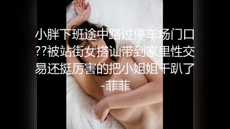 名门夜宴CD系列商场尾随偷拍两个时尚美女裙底风光包臀裙美女超细丁字裤！两侧露出黑逼