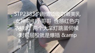 颜值不错红唇骚女【金牌小可】和炮友激情啪啪旁边还有个妹子观战，口交上位骑乘后入猛操非常诱人