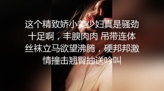 【新片速遞】 34岁的丰韵少妇很喜欢舔脚。 男：啃这个。吃深一点，啃到底 ！ 